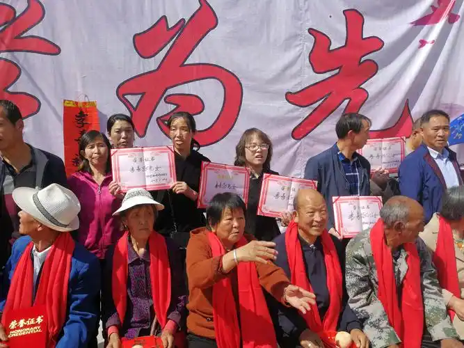用行动诠释孝道，为她点赞！